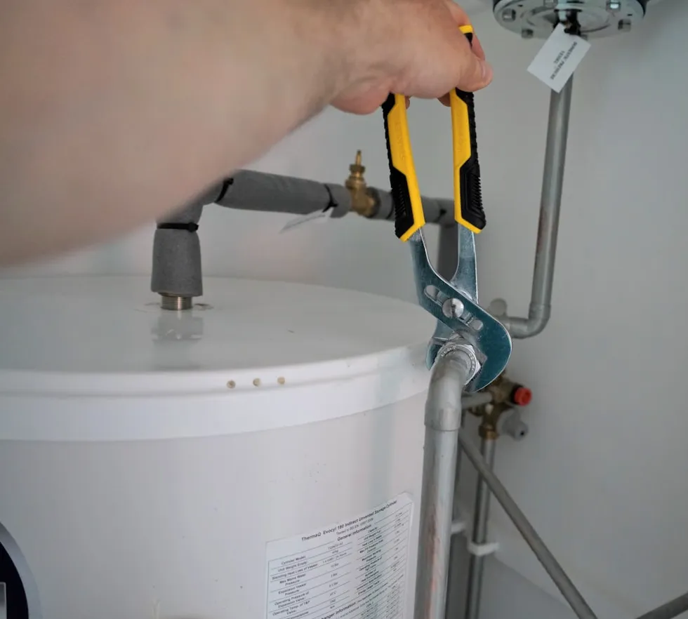 Kombi bağlantıları üzerinde çalışan teknik servis çalışanı