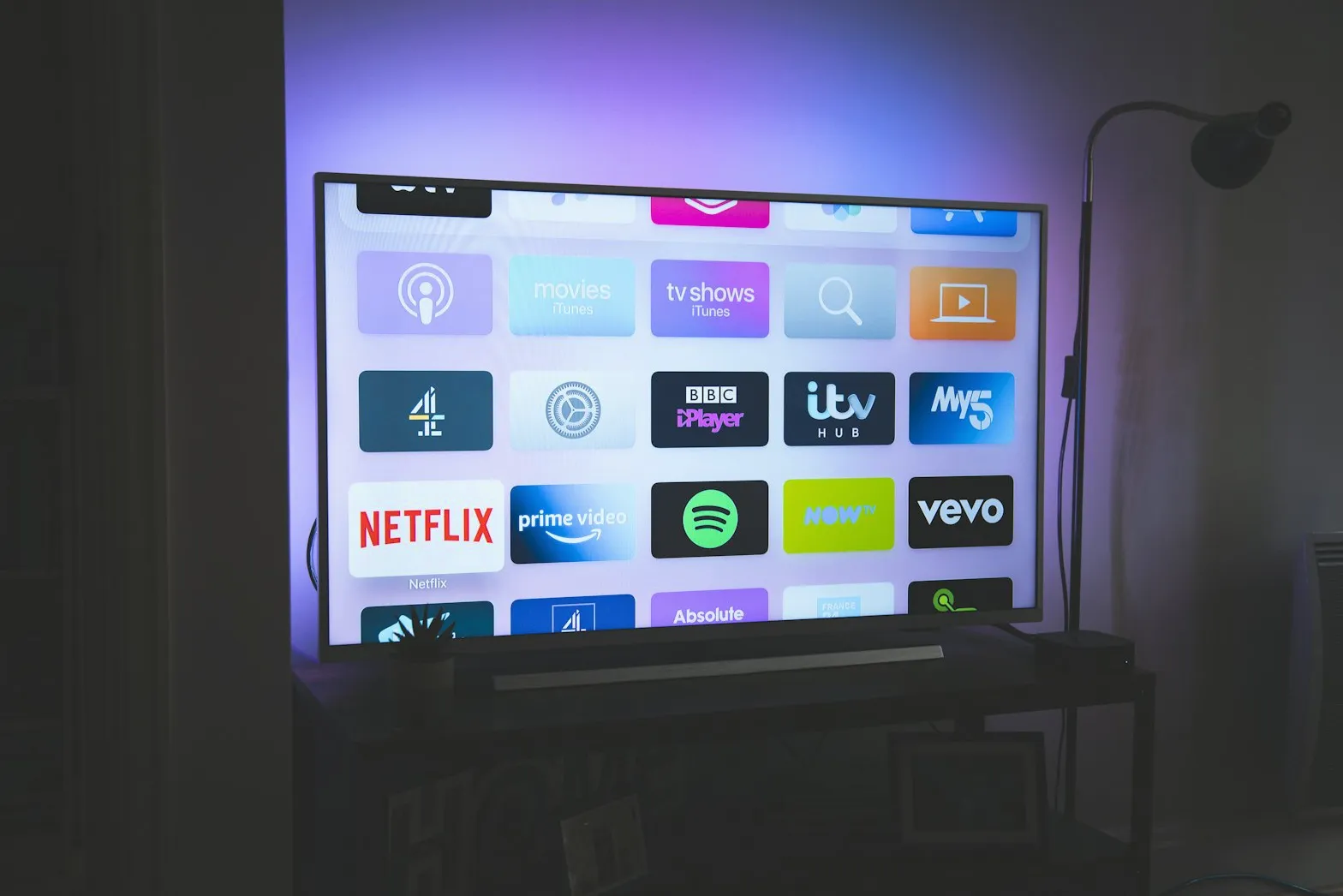 Salonda duvara monte edilmiş LED televizyon